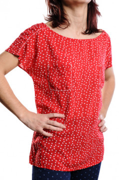 Tricou rosu cu buline albe