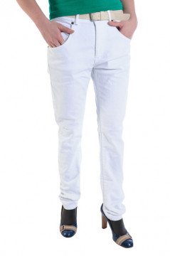 Pantaloni albi accesorizati cu o curea
