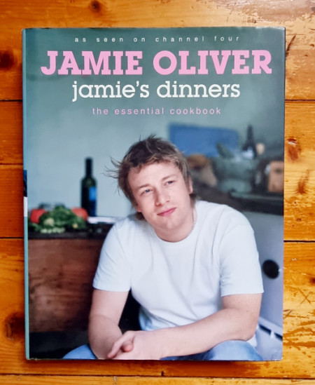 Jamie Oliver - Jamie`s Dinners. The Essential Cookbook (editie hardcover)