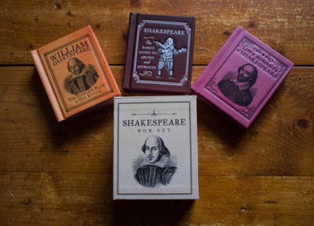 William Shakespeare - Box set (Love sonnets. The complete plays in one sitting. The Bard's guide to abuses and affronts) (3 vol., editii hardcover, format liliput)