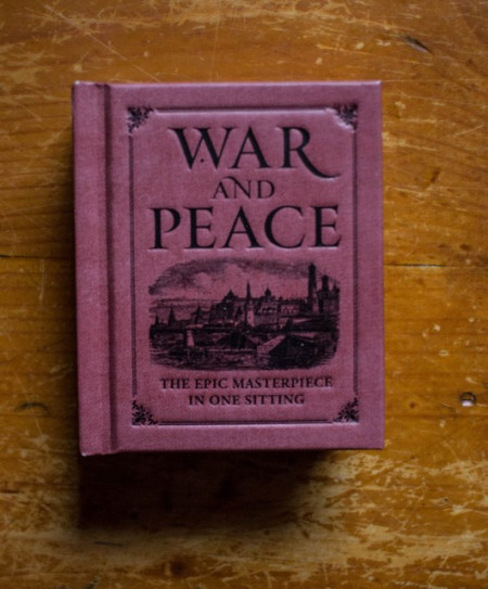 Leo Tolstoy - War and Peace: the epic masterpiece in one sitting (editie hardcover, format liliput)