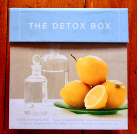 Mark Hyman, M.D. - The Detox Box. A Program for Greater Health and Vitality (editie harcover, in cutie speciala)
