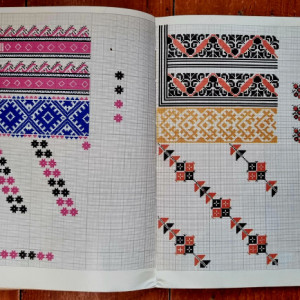 Leocadia Stefanuca, Nicolae Dunare - Izvoade populare din Tara de Sus / Ornamental Folk Motifs from Northern Moldavia (editie bilingva, romano-engleza)