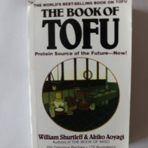 William Shurtleff, Akiko Aoyagi - The Book of Tofu (editie in limba engleza)