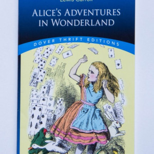 Lewis Carroll - Alice's adventures in Wonderland (editie in limba engleza)