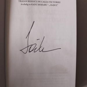 Traian Basescu in dialog cu Radu Moraru (Nasul) - Pe Calea Victoriei (editie hardcover, cu autograful lui Traian Basescu)