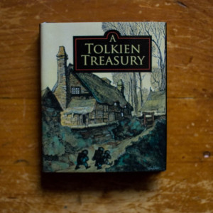 J.R.R. Tolkien - A Tolkien Treasury (editie hardcover, format liliput)