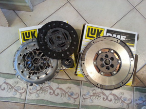 KIT AMBREIAJ si VOLANTA MASA DUBLA LUK AUDI A4 QUATTRO 1.9 TDI 130CP cutie manuala 6 TREPTE