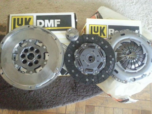 KIT AMBREIAJ si VOLANTA MASA DUBLA LUK VW LT 2.5 TDI cu cod motor ANJ - AVR - AHD - AGX - APA pana la nr. motor 052610