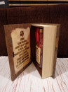 FLAŠA u Ekskluzivnoj POKLON drvenoj kutiji - Motiv: SVETA PETKA i molitva na svitku