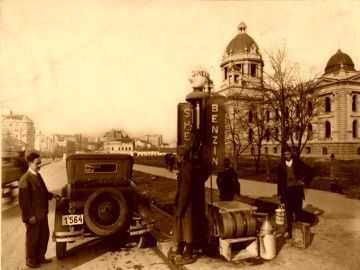 Benzinska pumpa kod skupstine 1930., uramljena slika 30x40cm i 40x50cm