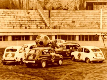 Fudbal sa ficama na Tas majdanu 1976., uramljena slika dimenzije 30x40 i 40x50cm