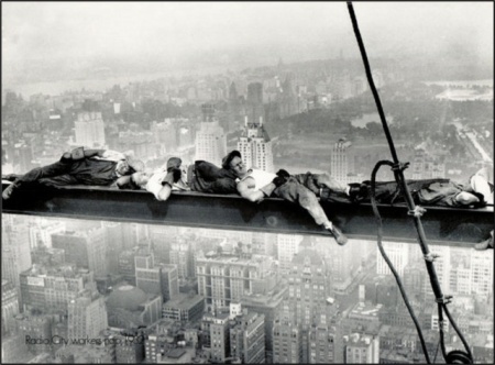 Radio city workers nap, uramljena slika 60x80cm