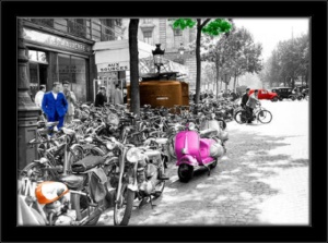 Pink Vespa, uramljena slika 50 x 70 cm