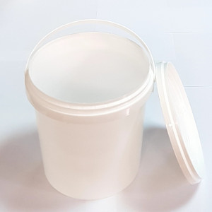 Galeata cu capac din plastic alba 1L