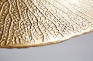 Handgemaakte bijzettafel 40 cm goud in een filigraan bladdesign
