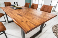 Massieve boomstam eettafel Mose 140cm acacia boomrand skid frame industriële afwerking