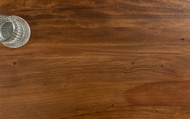 Massieve boomstam salontafel MAMMUT 110 cm acacia honing afwerking zwart X-frame