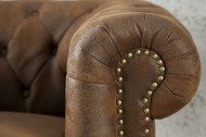 Chesterfield fauteuil 110cm antiek bruin met knoopsluiting en veerkern