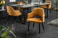 Moderne stoel mosterdgeel met decoratieve quilten en gouden voetdoppen