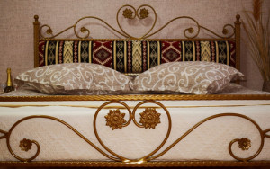 Pat matrimonial fier forjat Pablo, tapiterie stofa motive traditionale 180x200
