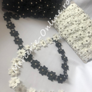 Banda pasmanterie flori cu stras, cca 3cm (la metru) Cod:0861
