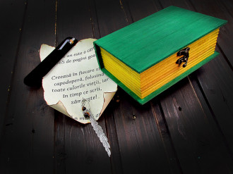 Carte de lemn medie, verde, cadou cu mesaj personalizat