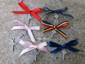 Cruciulite botez cu pietricele albe