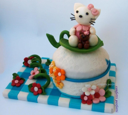Torta decorata in pasta di zucchero Hello Kitty