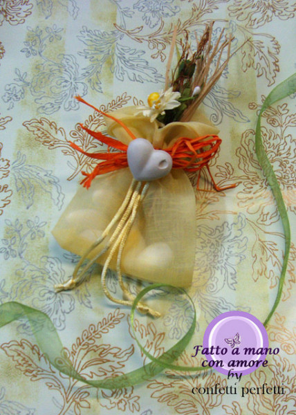 Confezione di 12 Sacchettini in Organza con diffusore per ambienti in gesso a forma di Cuore