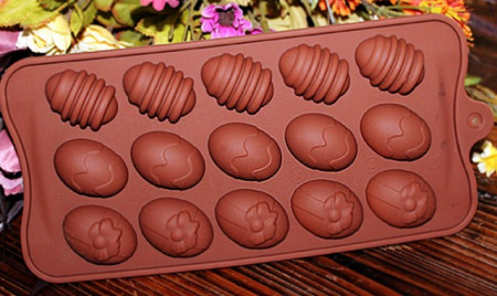 Stampo in silicone per realizzare 15 Ovetti Pasqua decorati.