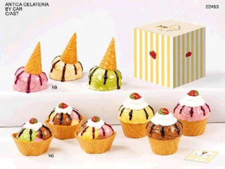 Cialde coni gelato e coppette in porcellana con colori assortiti