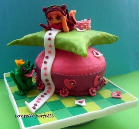 Torta decorata in pasta di zucchero Bambina innamorata