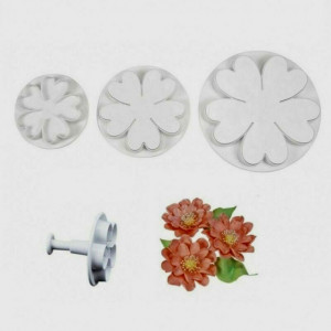 Gardenia. Set 3 Stampi espulsione Tagliapasta di varie misure.