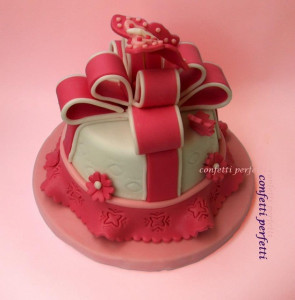 Torta decorata in pasta di zucchero Fiocco Rosa