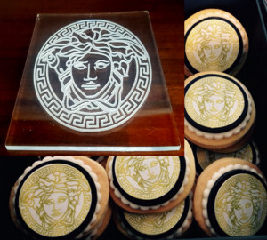 Versace Griffe. 13 x 13 cm. Stampo in Rilievo