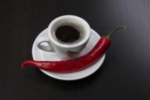Caffè aromatizzato al Cioccolato fondente e Peperoncino. Disponibile in Grani e Macinato.