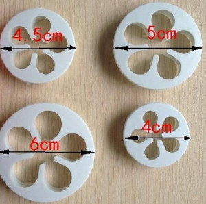Rosa a 5 petali. 4 Cutter in plastica per la tua torta