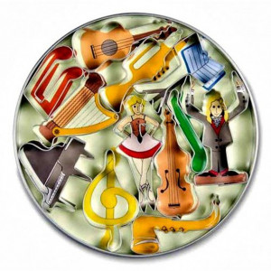 Musica. Set di 12 Tagliapasta in metallo a forma di Strumenti Musicali.