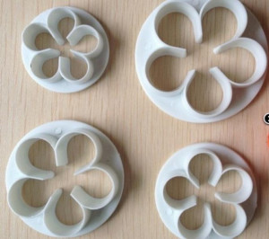 Rosa a 5 petali. 4 Cutter in plastica per dolci