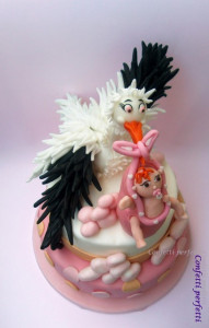 Torta decorata in pasta di zucchero Cicogna con bambina.