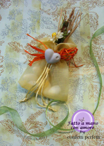 Confezione di 12 Sacchettini in Organza con diffusore per ambienti in gesso a forma di Cuore