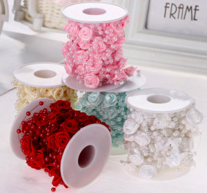 Filo Perle con Rose Celesti. 5 metri