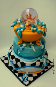 Torta decorata in pasta di zucchero Neonato nella bolla di sapone.