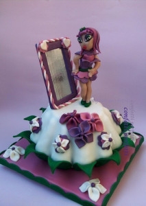 Torta decorata in pasta di zucchero Bambina allo specchio