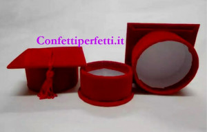 Set di 12 Cappelli Tocco Laurea porta confetti in velluto e nappina rossa. Bomboniere Car.