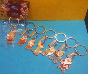 Set di 7 portachiavi in metallo "Sette Nani Disney" Bomboniere Car.
