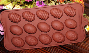 Stampo in silicone per realizzare 15 Ovetti Pasqua decorati.