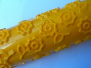 Mattarello decorativo Margherita con gambo e foglia.