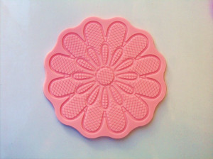 Stampo in silicone per creare un grande fiore decorato.